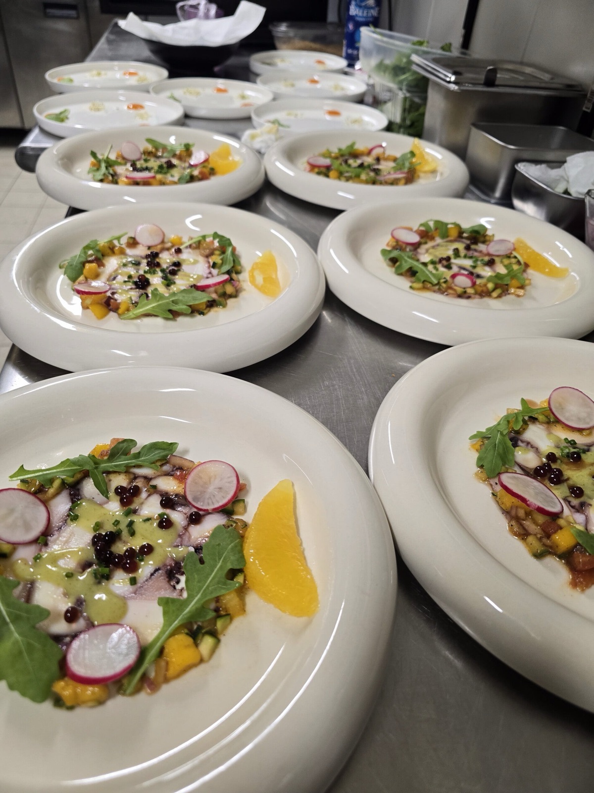 Entrées dressées en cuisine